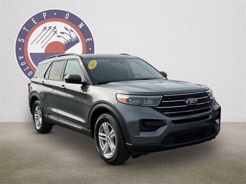 Used 2024 Ford Explorer XLT image 2