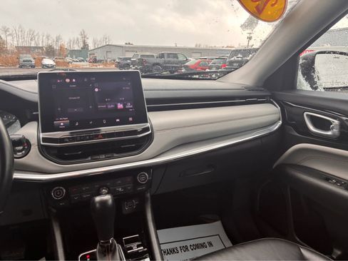 Used 2022 Jeep Compass Limited image 15