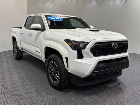 Used 2025 Toyota Tacoma TRD Sport AWD/4WD image 3