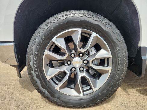Used 2024 Chevrolet Silverado 1500 LT AWD/4WD image 11