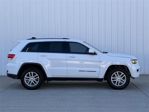 Used 2018 Jeep Grand Cherokee Laredo image 3