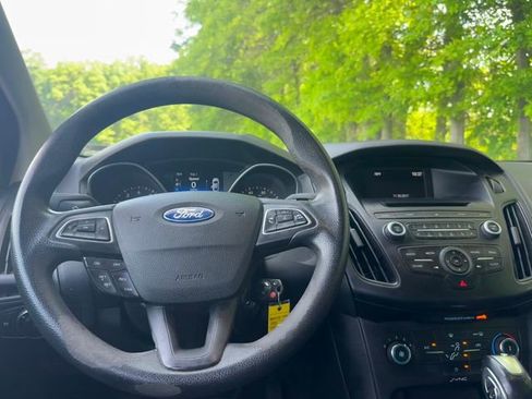 Used 2016 Ford Focus SE w/ SE Power Seat Package FWD image 9