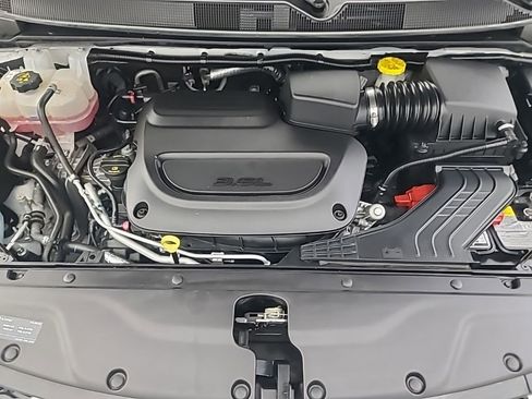 Used 2025 Chrysler Pacifica Select image 40