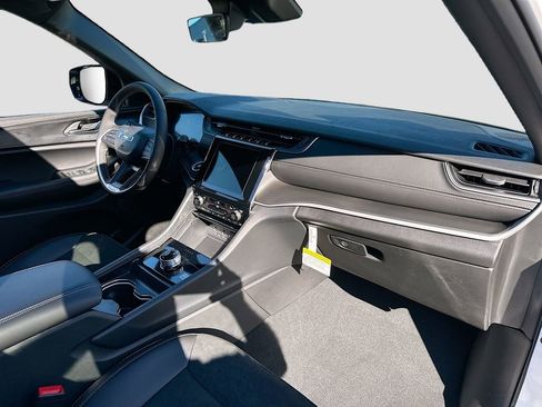 New 2025 Jeep Grand Cherokee Laredo image 38