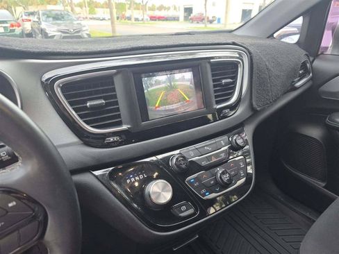 Used 2018 Chrysler Pacifica Touring Plus w/ S Appearance Package FWD image 5