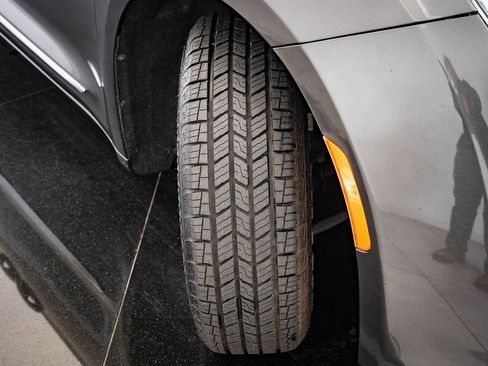 Used 2019 Chrysler Pacifica Touring-L image 36