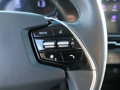 Used 2023 Kia Niro EX image 16