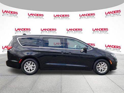 Used 2024 Chrysler Pacifica Touring-L image 2