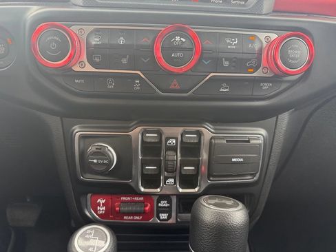 Certified 2022 Jeep Wrangler Unlimited Rubicon w/ Cold Weather Group AWD/4WD image 24