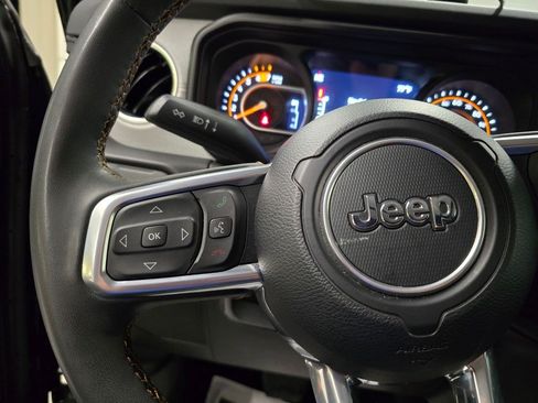 Used 2025 Jeep Wrangler Unlimited Sahara AWD/4WD image 17