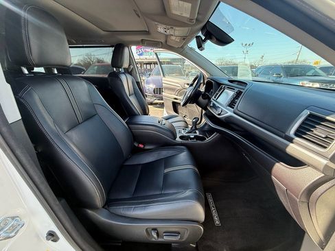 Used 2017 Toyota Highlander SE image 23