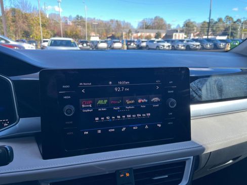 Used 2025 Volkswagen Taos SE image 21