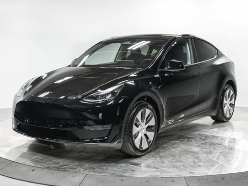Used 2023 Tesla Model Y Long Range AWD/4WD image 1