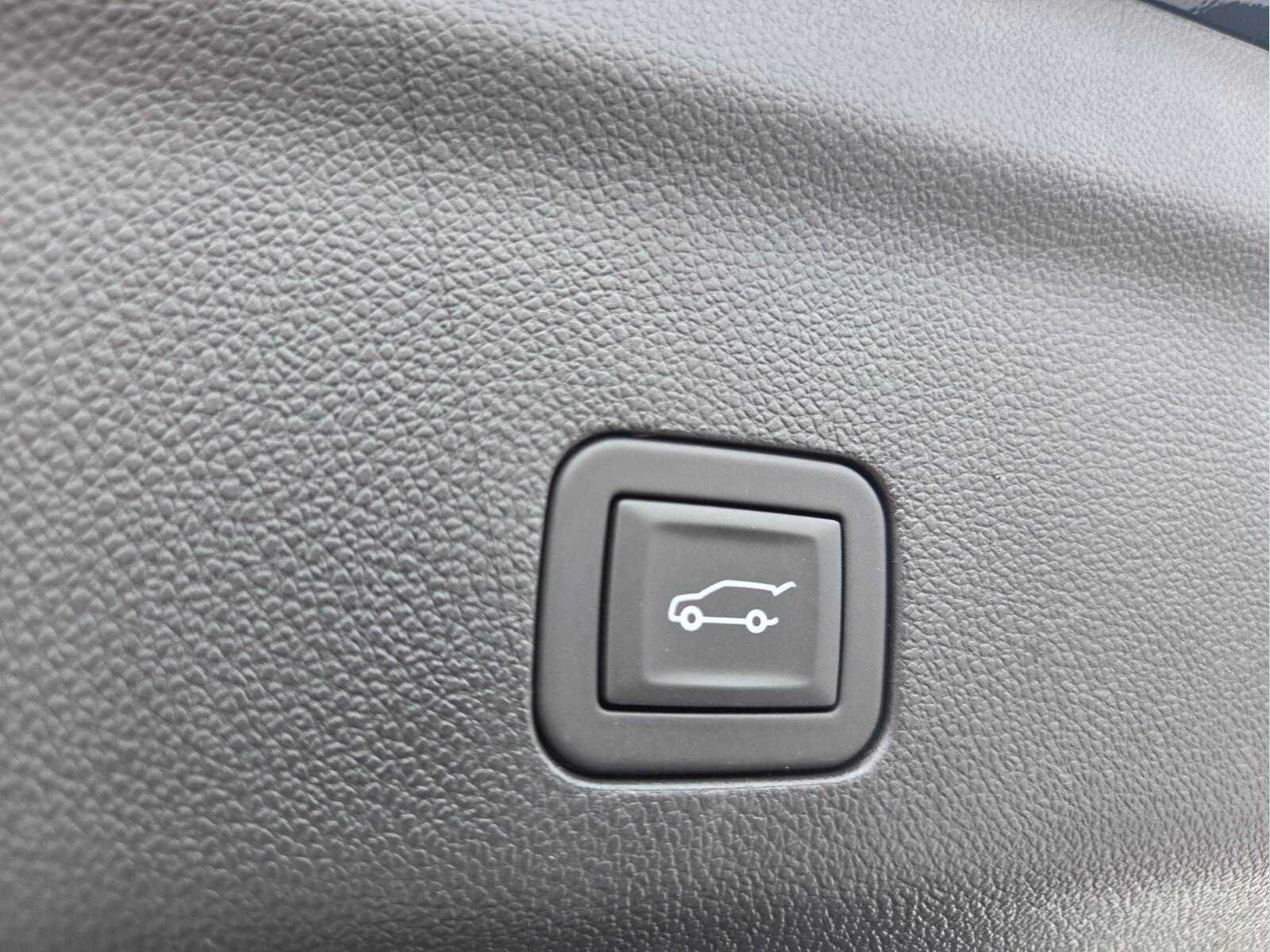 Used 2025 Chevrolet Tahoe High Country AWD/4WD image 16