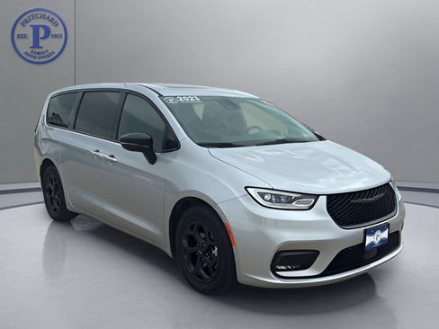 Used 2023 Chrysler Pacifica Limited w/ Uconnect Theater Family Group FWD image 1