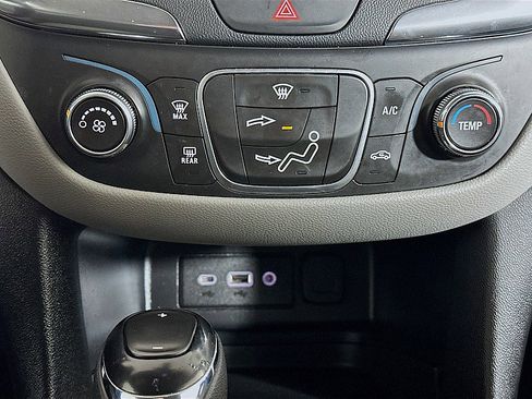 Used 2019 Chevrolet Equinox LT FWD image 16