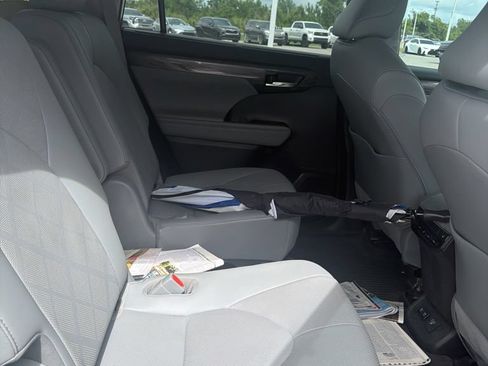 Used 2021 Toyota Highlander Platinum FWD image 16