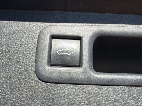 Used 2023 Toyota Highlander XLE image 7