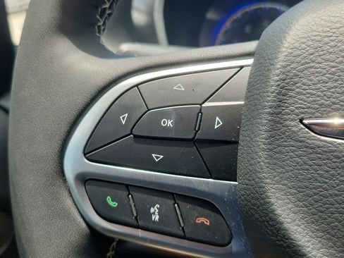 Used 2025 Chrysler Pacifica Select FWD image 17