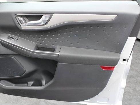 Used 2020 Ford Escape SE image 25