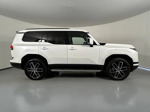 Used 2025 Lexus GX 550 w/ Cold Area Package AWD/4WD image 8