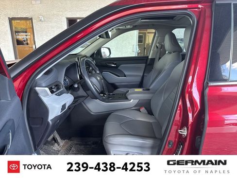 Used 2021 Toyota Highlander XLE image 17