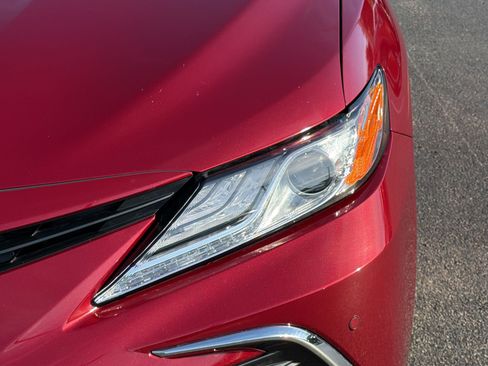 Used 2022 Toyota Camry XLE w/ Navigation Package FWD image 11