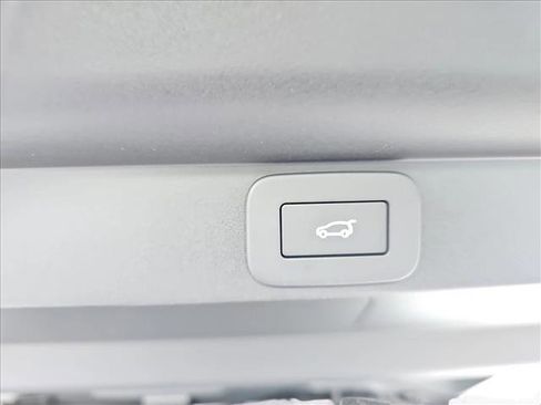 New 2025 Land Rover Range Rover Long Wheelbase SE image 14