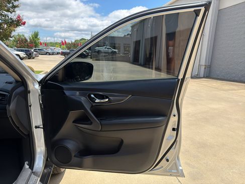 Used 2017 Nissan Rogue SV w/ SV Premium Package FWD image 19