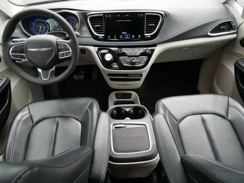 Used 2023 Chrysler Pacifica Touring-L FWD image 13