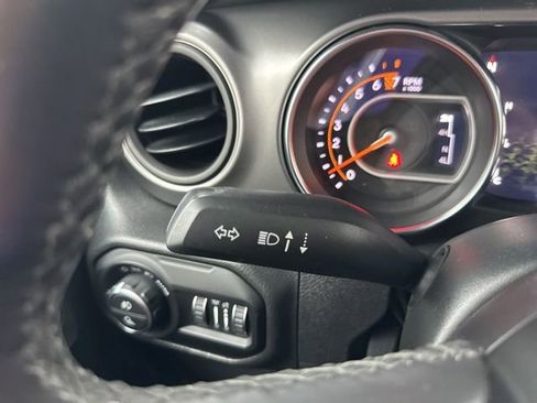 Used 2021 Jeep Gladiator Sport image 16