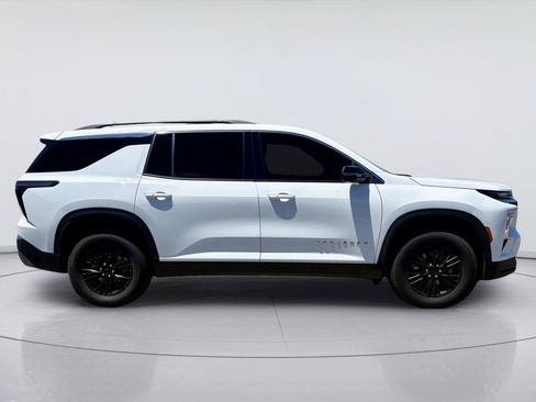 Used 2025 Chevrolet Traverse LT FWD image 2