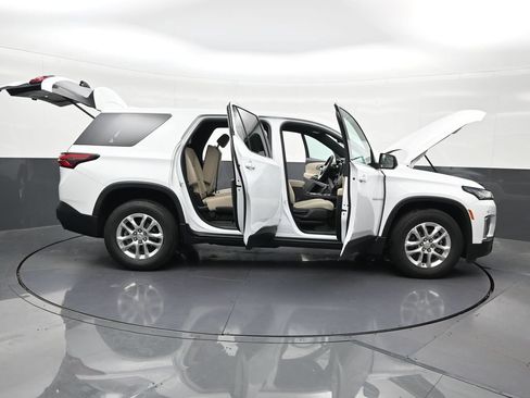 Used 2022 Chevrolet Traverse LS FWD image 32