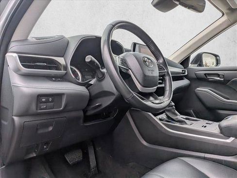 Used 2024 Toyota Highlander XLE image 10