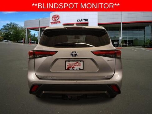 Used 2022 Toyota Highlander XLE AWD/4WD image 4