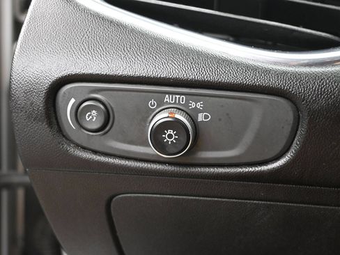 Used 2018 Chevrolet Malibu LT FWD image 12