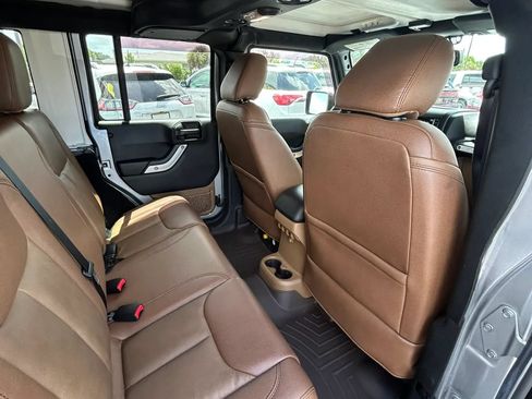 Used 2017 Jeep Wrangler Unlimited Sahara w/ Connectivity Group AWD/4WD image 17