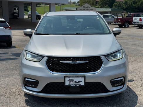 Used 2023 Chrysler Pacifica Touring-L FWD image 11