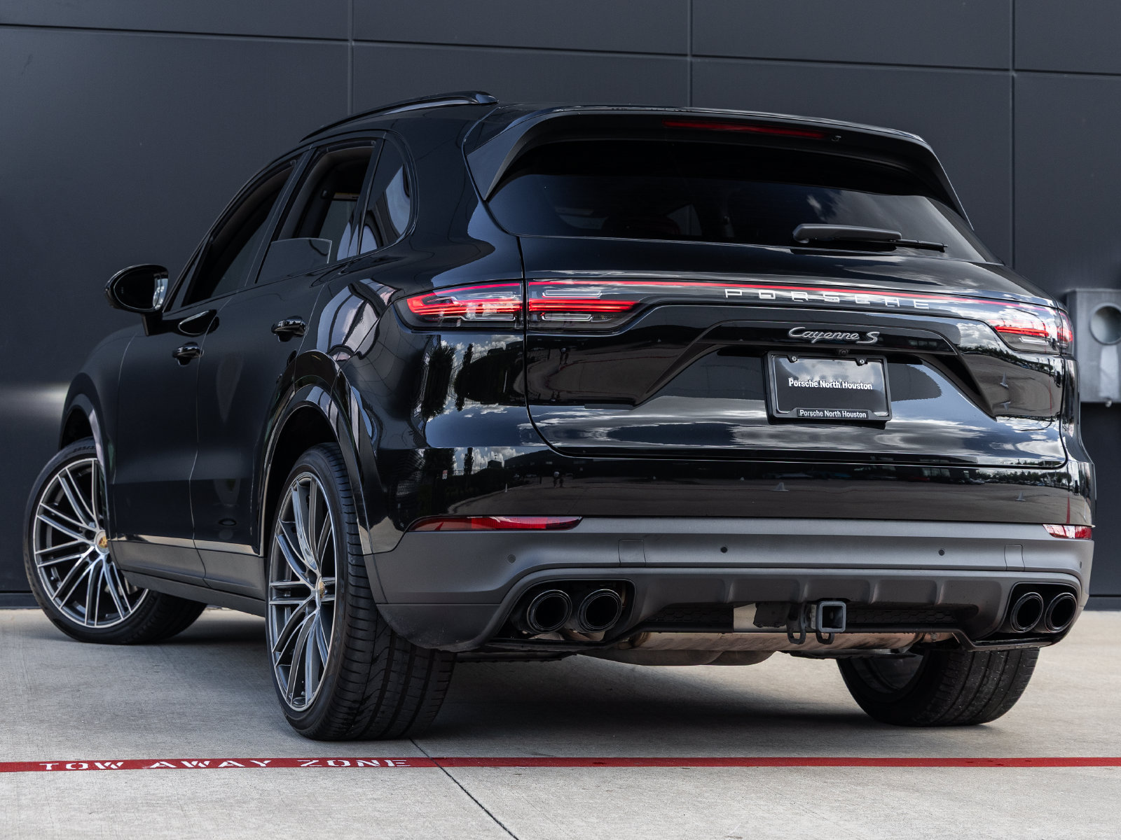 Certified 2023 Porsche Cayenne S Platinum AWD/4WD image 3