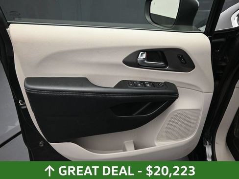 Used 2023 Chrysler Pacifica Touring-L FWD image 17