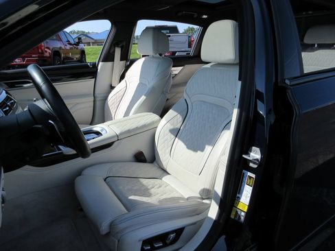 Used 2020 BMW 745e xDrive AWD/4WD image 21