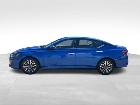 Used 2025 Nissan Altima 2.5 SV FWD image 2