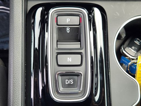 Used 2025 Honda Pilot Touring image 13