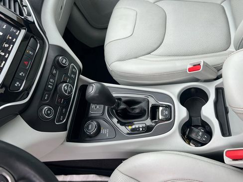 Used 2019 Jeep Cherokee Limited w/ Luxury Group AWD/4WD image 24
