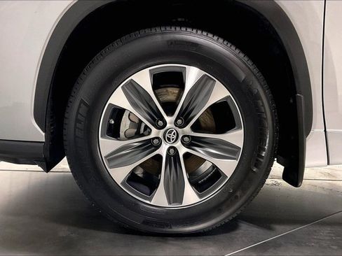 Used 2022 Toyota Highlander XLE AWD/4WD image 9