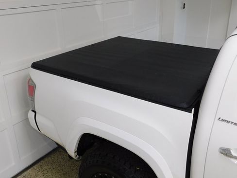 Used 2017 Toyota Tacoma Limited image 7