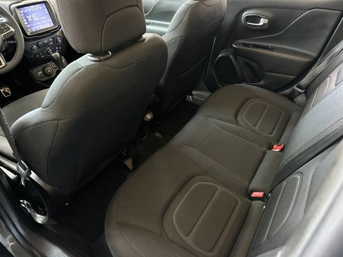 Used 2022 Jeep Renegade Latitude AWD/4WD image 11