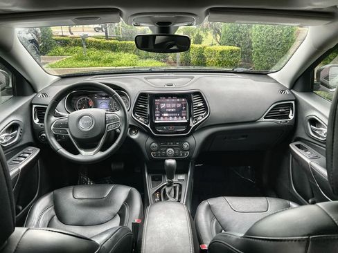 Used 2019 Jeep Cherokee Limited FWD image 12