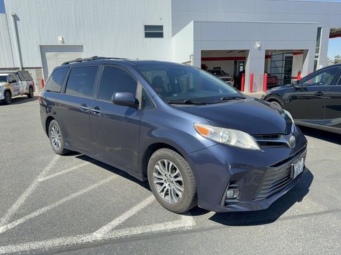 Used 2018 Toyota Sienna XLE w/ XLE Navigation Package FWD image 3