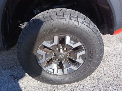 Used 2018 Toyota Tacoma TRD Off-Road image 11